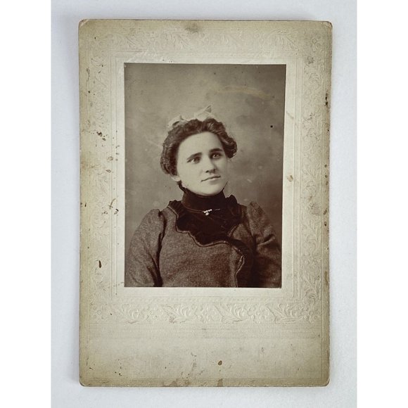c1870 Cabinet Card Photo Young Woman Light Eyes Velvet High Neck Massie Read - Picture 2 of 8